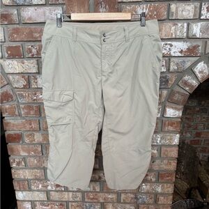 EUC Columbia PFG Capris in Beige UPF 50 - Size 12